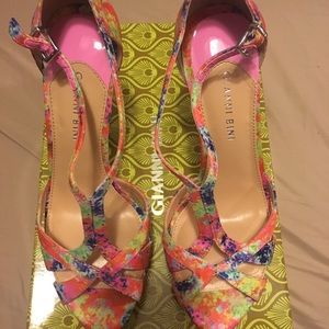 Gianni Bini 3.5” platform floral heels